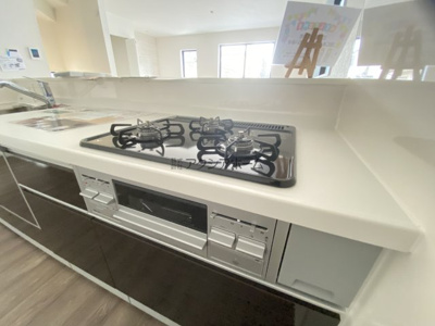 【設備】 | 所沢市けやき台1丁目・全2棟　新築一戸建　2号棟 | 3口ガスコンロ