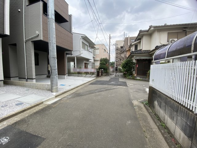 所沢市けやき台1丁目・全2棟　新築一戸建　2号棟の前面道路含む現地写真