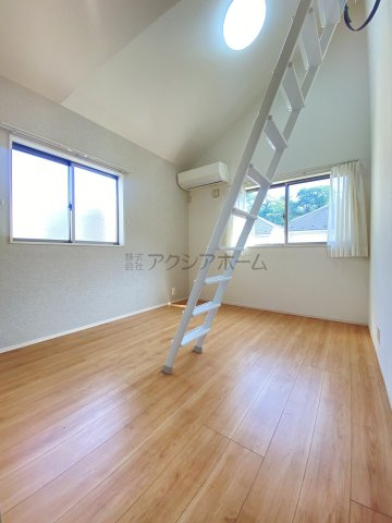 【子供部屋】 | 小平市上水新町1丁目　中古一戸建　～築浅・駐車並列2台～ | 2階洋室5.2帖