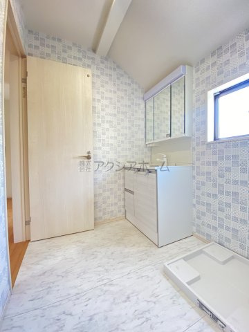 【独立洗面台】 | 小平市上水新町1丁目　中古一戸建　～築浅・駐車並列2台～ | アクセントクロスが素敵な洗面室♪