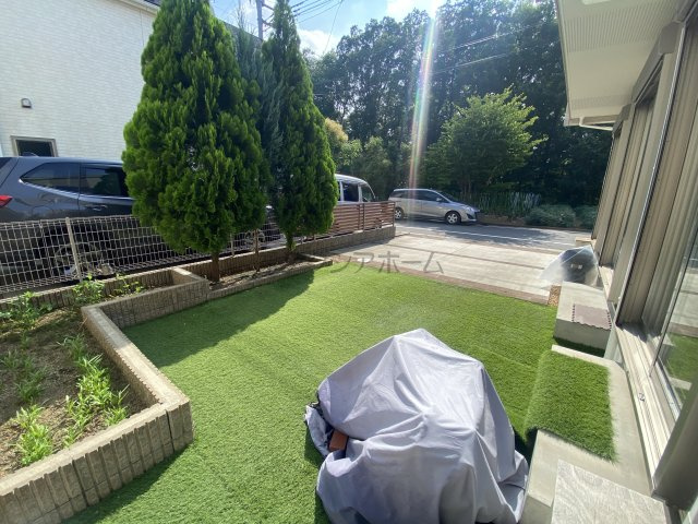 【庭】 | 小平市上水新町1丁目　中古一戸建　～築浅・駐車並列2台～ | 陽当たりの良い南庭がございます。