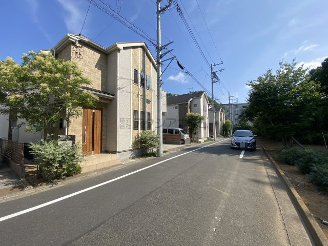 【前面道路含む現地写真】 | 小平市上水新町1丁目　中古一戸建　～築浅・駐車並列2台～ | 前面道路は広々としており、開放感のある立地です。