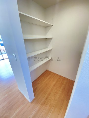 【収納】 | 小平市上水新町1丁目　中古一戸建　～築浅・駐車並列2台～ | キッチン横のパントリー