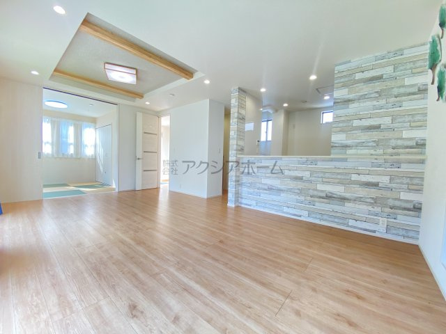 【居間・リビング】 | 小平市上水新町1丁目　中古一戸建　～築浅・駐車並列2台～ | 18.7帖のLDK。和室と一体感があるので、より室内を広く感じられます。