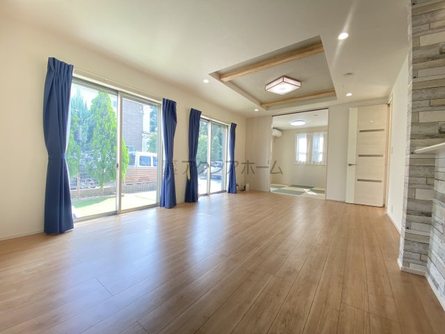 【居間・リビング】 | 小平市上水新町1丁目　中古一戸建　～築浅・駐車並列2台～ | キッチンのアクセントクロスやリビングの折れ上げ天井など、デザイン性にもこだわった内装もポイントです。