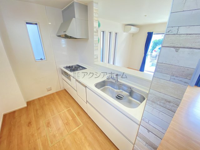 【キッチン】 | 小平市上水新町1丁目　中古一戸建　～築浅・駐車並列2台～ | 手元が隠れる対面キッチンは、視線を気にせずお料理できるのでおすすめです♪