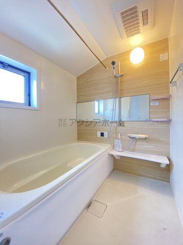 【浴室】 | 小平市上水新町1丁目　中古一戸建　～築浅・駐車並列2台～ | 浴室換気乾燥暖房機付き。明るい色のパネルは水垢などが気になりにくく、お手入れがしやすいですよ♪