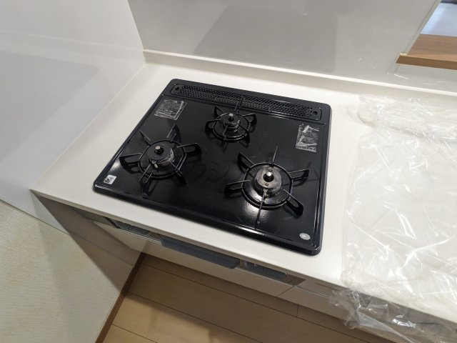 所沢市山口　中古一戸建　～駅徒歩10分～のキッチン|3口コンロ