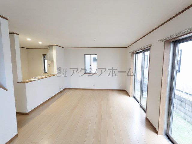 所沢市山口　中古一戸建　～駅徒歩10分～の居間・リビング|南向きの明るいLDK