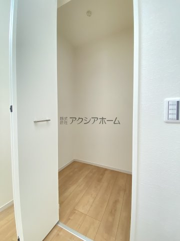 所沢市中新井5丁目・全2棟　新築一戸建　1号棟の収納|リビングWIC