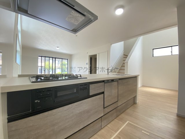 所沢市中新井5丁目・全2棟　新築一戸建　1号棟のキッチン|リビングが見渡せる対面式キッチン