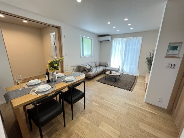 所沢市花園2丁目・全16棟　新築未入居一戸建て　13号棟の居間・リビング|陽当たり良好の広々ゆったりLDK17帖