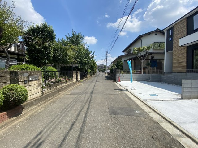 所沢市中新井5丁目・全2棟　新築一戸建　2号棟の前面道路含む現地写真