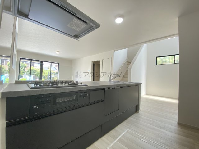 所沢市中新井5丁目・全2棟　新築一戸建　2号棟のキッチン|リビングが見渡せる対面式キッチン