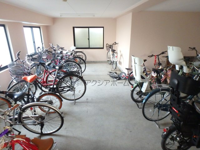 ワイズユウラク西所沢の駐輪場