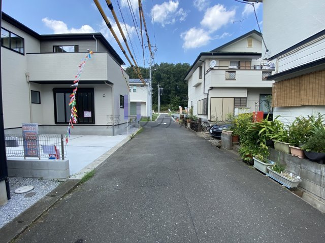 所沢市北秋津・全1棟　新築一戸建　～並列駐車2台可～の前面道路含む現地写真