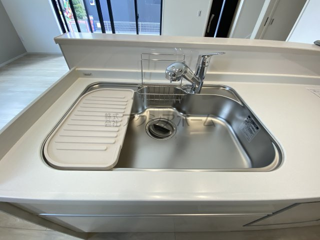 所沢市北秋津・全1棟　新築一戸建　～並列駐車2台可～のキッチン|浄水器付水栓