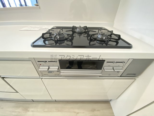 所沢市北秋津・全1棟　新築一戸建　～並列駐車2台可～のキッチン|3口コンロ