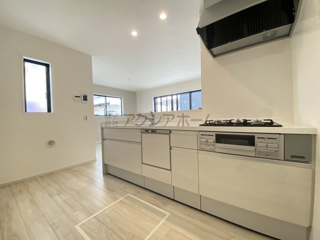 所沢市北秋津・全1棟　新築一戸建　～並列駐車2台可～のキッチン|床下収納