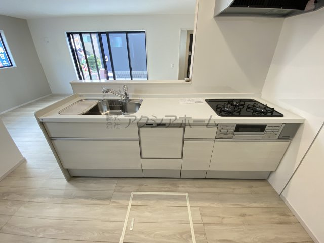 所沢市北秋津・全1棟　新築一戸建　～並列駐車2台可～のキッチン|リビングを見渡せる対面キッチン・食洗機付きです。