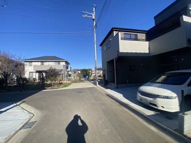 所沢市上新井2丁目・全5棟　新築一戸建　5号棟　～駐車2台～の前面道路含む現地写真