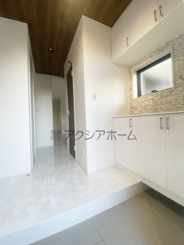 所沢市上新井2丁目・全5棟　新築一戸建　5号棟　～駐車2台～の玄関