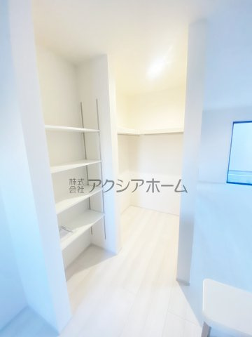 所沢市上新井2丁目・全5棟　新築一戸建　5号棟　～駐車2台～の収納