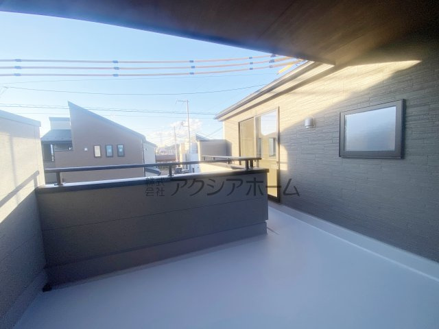 所沢市上新井2丁目・全5棟　新築一戸建　5号棟　～駐車2台～のバルコニー