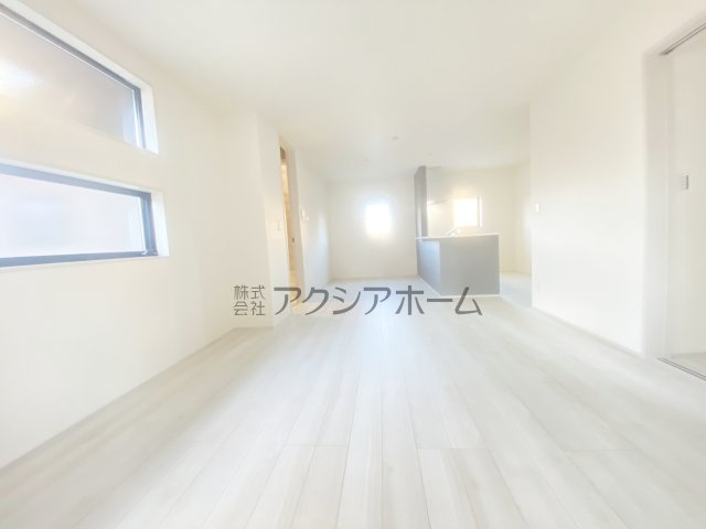 所沢市上新井2丁目・全5棟　新築一戸建　5号棟　～駐車2台～の居間・リビング