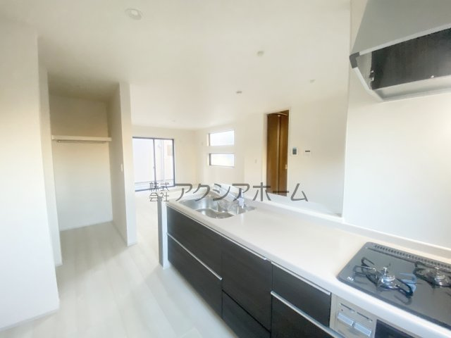 所沢市上新井2丁目・全5棟　新築一戸建　5号棟　～駐車2台～のキッチン|オープンエアなカウンタータイプの対面キッチン