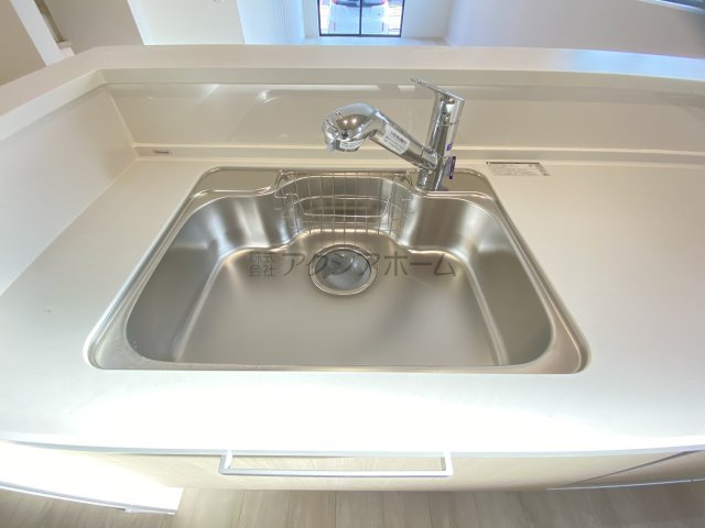 所沢市向陽町・全2棟　新築一戸建　2号棟のキッチン|浄水器付水栓