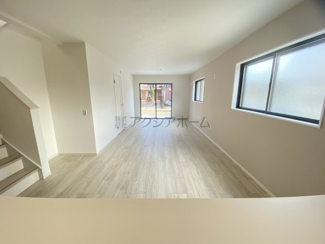 所沢市向陽町・全2棟　新築一戸建　2号棟の居間・リビング|キッチンからのリビング