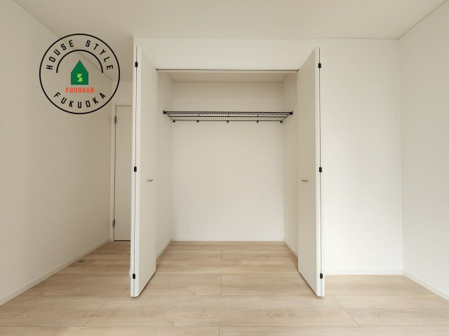 福岡市西区上山門2丁目第13-1棟（1号棟）の収納|【WIC（ウォークインクローゼット）】 たくさんの洋服をかけてもシワになりにくいウォークインクローゼット。洋服以外にも、普段使わない家電やスーツケース、ストック品など何でも片付く嬉しい空間です。