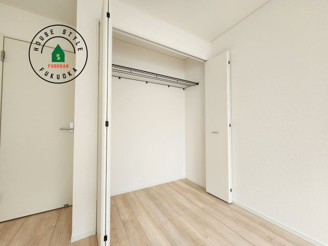 福岡市西区上山門2丁目第13-1棟（1号棟）の収納|壁面クローゼットのメリットは、衣類が横一列に並ぶためひと目で洋服が選びやすいこと。衣類をたくさんお持ちの方も、限られたスペース内に無理なく収納することができます。