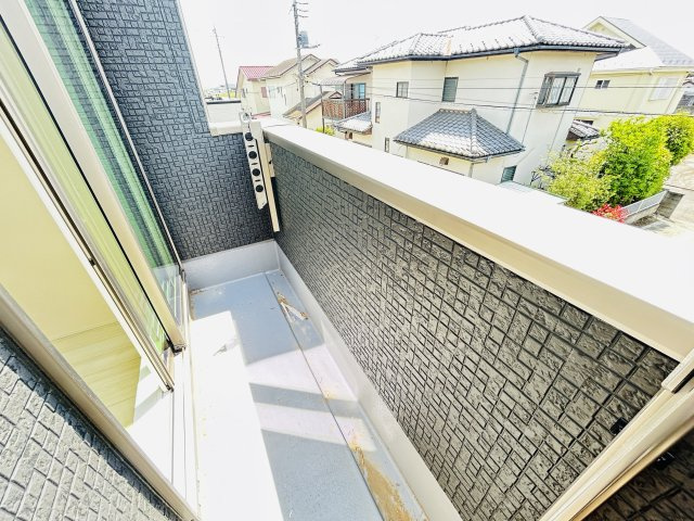 新築　佐波郡玉村町斎田第２期　LIGNAGE　2号棟のバルコニー|現地写真　日当たりの良いバルコニーは気持ちよく洗濯物が干せます♪							
							
					
　　