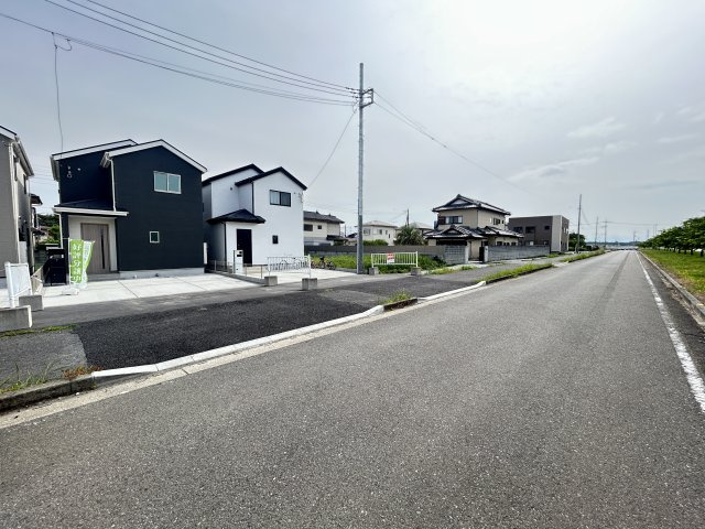 新築　佐波郡玉村町斎田第２期　LIGNAGE　2号棟の前面道路含む現地写真|現地写真　北側接道幅員約8ｍ	
