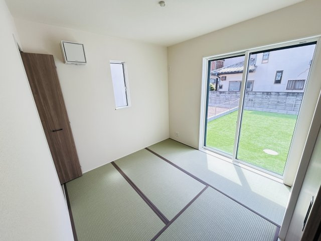 新築　佐波郡玉村町斎田第２期　LIGNAGE　3号棟の和室|現地写真　リビング隣の和室はお子様の遊び部屋としてもちょうどいいですね♪							
