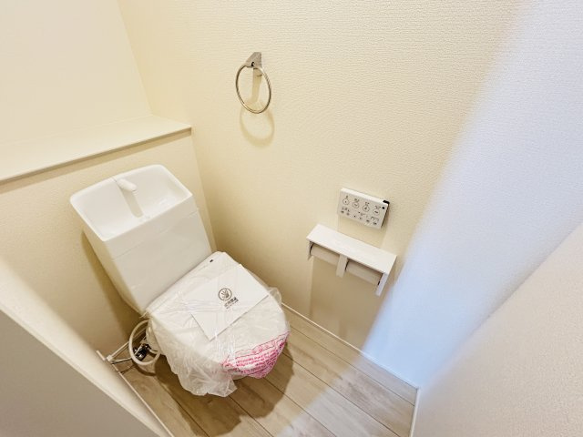 新築　佐波郡玉村町斎田第２期　LIGNAGE　3号棟のトイレ|現地写真　節水タイプのウォシュレット付きトイレ、水道料節約に一役買います！							
