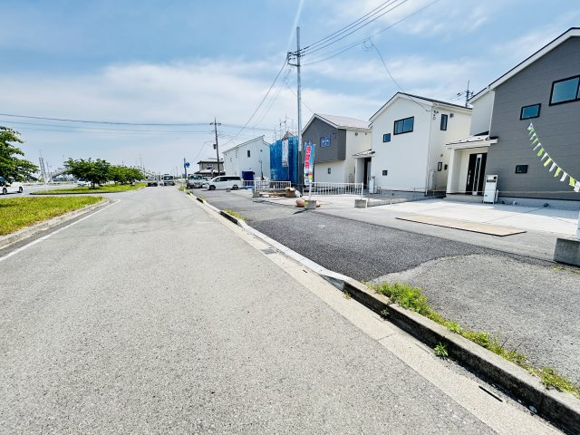 新築　佐波郡玉村町斎田第２期　LIGNAGE　3号棟の前面道路含む現地写真|現地写真　北側接道幅員約8ｍ	