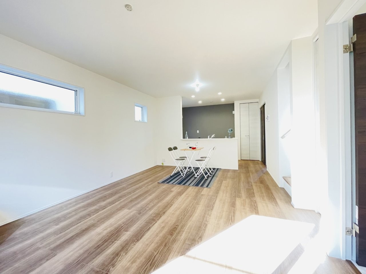 豊田市市木町　新築分譲住宅　全2棟　1号棟の居間・リビング|どこにいても家族の顔が見える、明るく開放的なLDK。