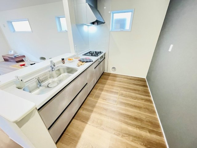 豊田市市木町　新築分譲住宅　全2棟　1号棟のキッチン|広いシステムキッチンでお子様と一緒にお料理もできます。