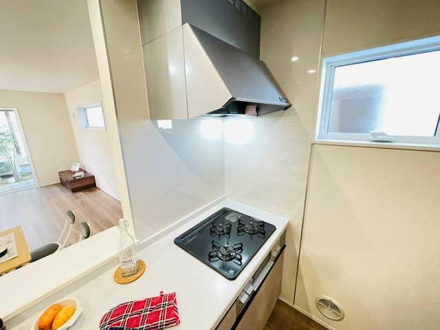 豊田市市木町　新築分譲住宅　全2棟　1号棟のキッチン|便利な3口コンロ。