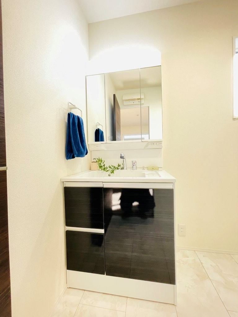 豊田市市木町　新築分譲住宅　全2棟　1号棟の独立洗面台|三面鏡仕様の洗面台！鏡の裏は収納になっています♪