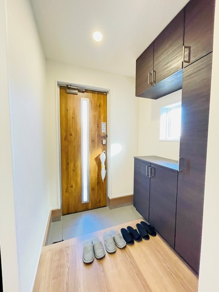 豊田市市木町　新築分譲住宅　全2棟　1号棟の玄関|大容量のシューズボックス付きで玄関が靴で散らかりません。