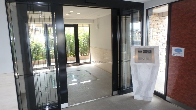 レクシオ西所沢のエントランス