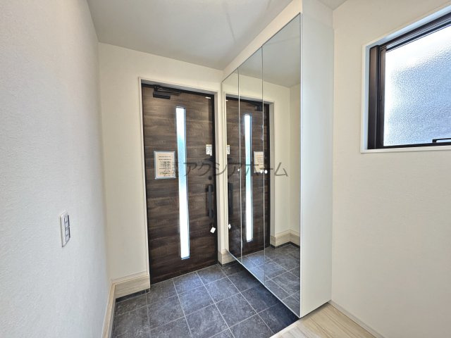 所沢市緑町4丁目・全2棟　新築一戸建　2号棟の玄関