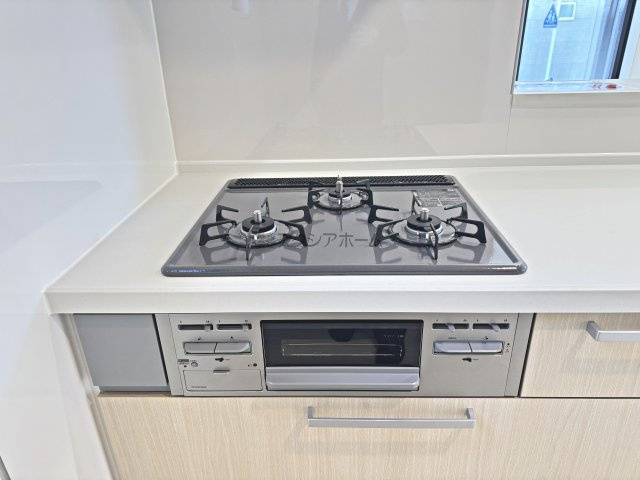 所沢市緑町4丁目・全2棟　新築一戸建　2号棟のキッチン|3口コンロ