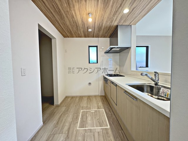 所沢市緑町4丁目・全2棟　新築一戸建　2号棟のキッチン|リビングを見渡せる対面キッチン・食洗機付きです。