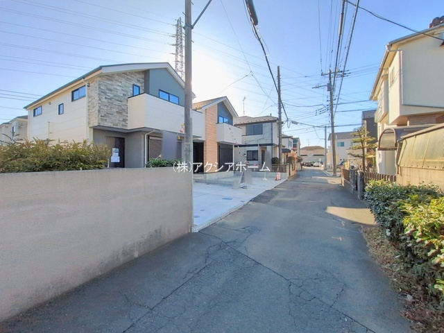 所沢市上新井4丁目・全2棟　新築一戸建　1号棟の前面道路含む現地写真|2026年2月19日撮影