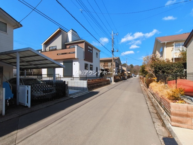 所沢市下富・全1棟　新築一戸建　～LDK17帖～の前面道路含む現地写真